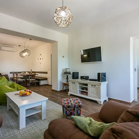Einzigartige Mit Privatpool, Meerblick, Trampolin, Bikes Und Viele Wanderwege In Der Gegend Vakantiehuis Jadranovo