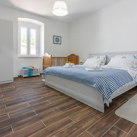Vakantiehuis Einzigartige Mit Privatpool, Meerblick, Trampolin, Bikes Und Viele Wanderwege In Der Gegend Jadranovo